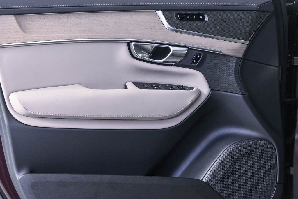 Certified 2025 Volvo XC90 T8 Plus AWD/4WD image 8