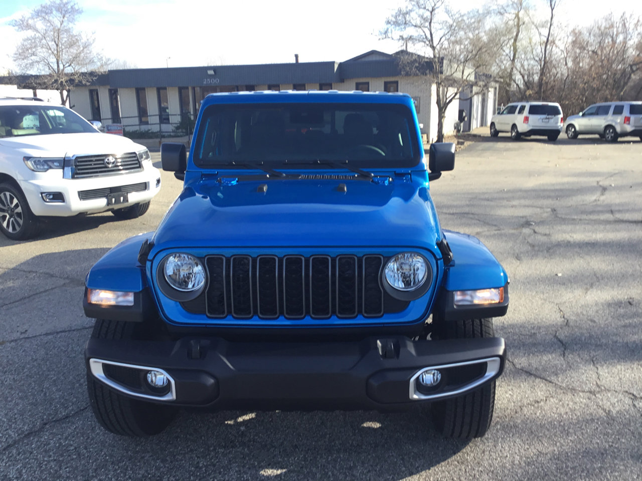 Used 2025 Jeep Gladiator Sport w/ Premium Package image 2
