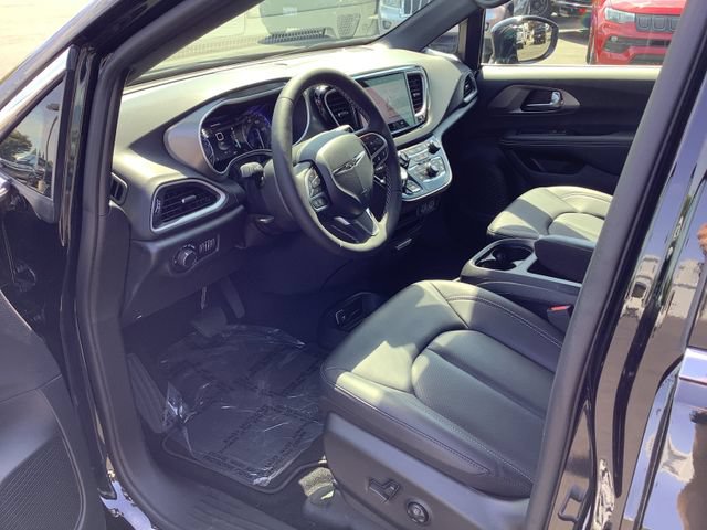 Used 2025 Chrysler Voyager LX FWD image 7