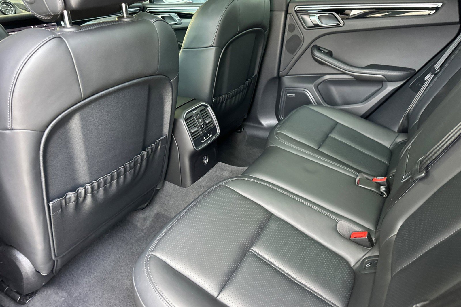 Certified 2022 Porsche Macan AWD/4WD image 13