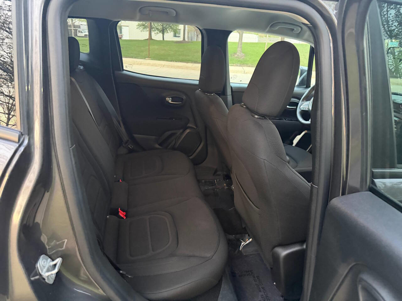 Used 2021 Jeep Renegade Latitude FWD image 29