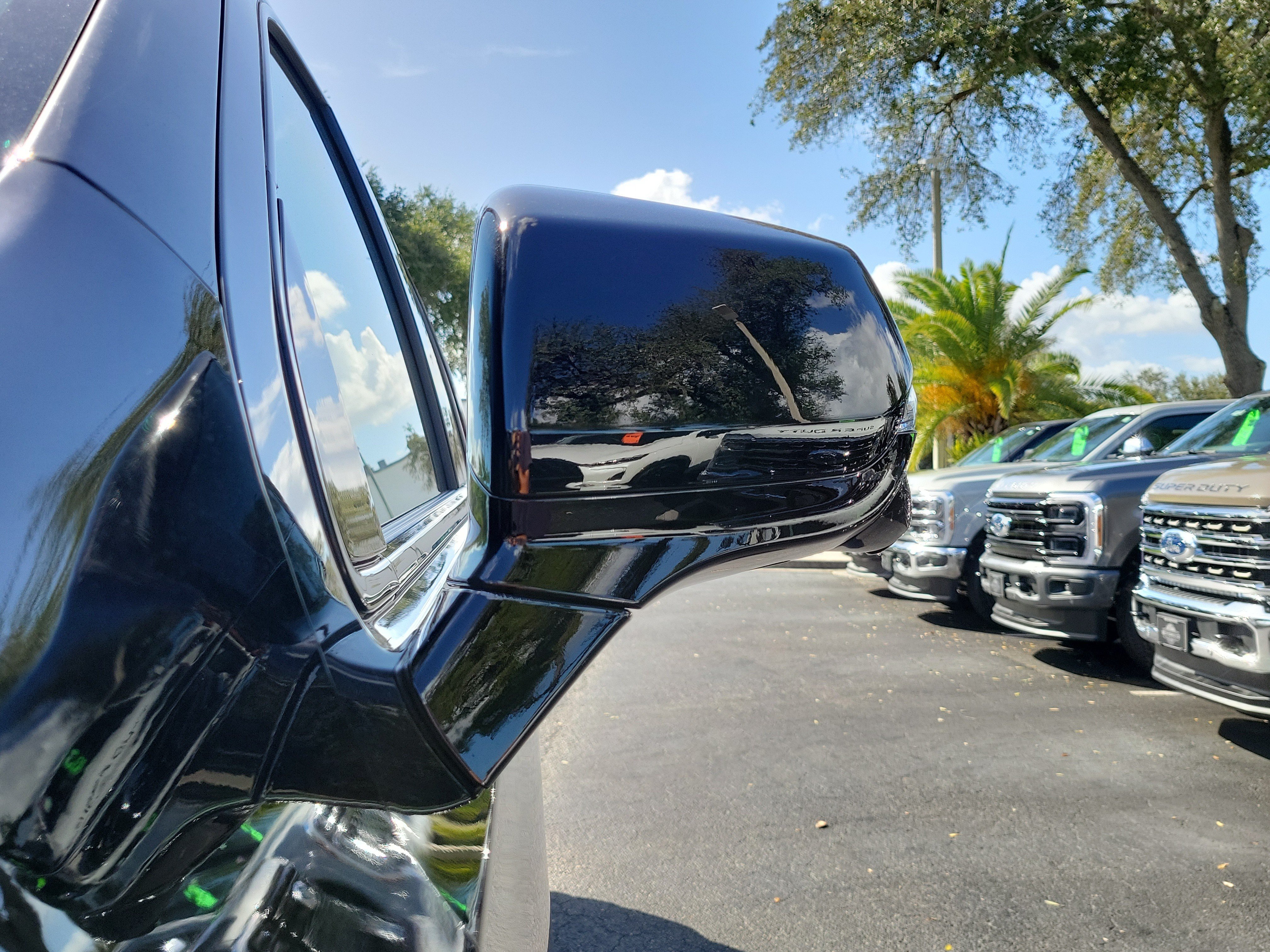 Used 2025 Cadillac Escalade ESV V AWD/4WD image 4