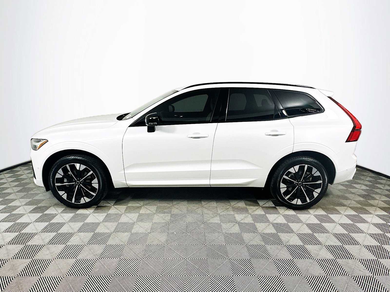 Used 2026 Volvo XC60 B5 Plus w/ Protection Package Premier AWD/4WD image 4
