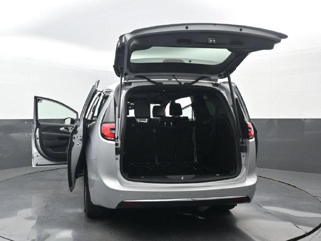 Used 2026 Chrysler Pacifica Limited FWD image 35