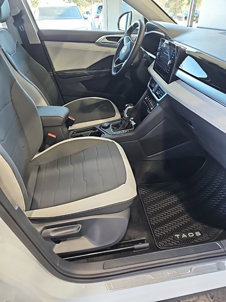New 2026 Volkswagen Taos SE image 13