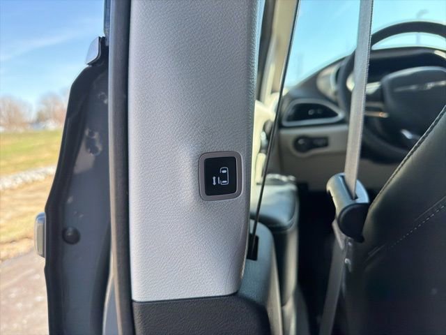 Used 2023 Chrysler Pacifica Touring-L image 13