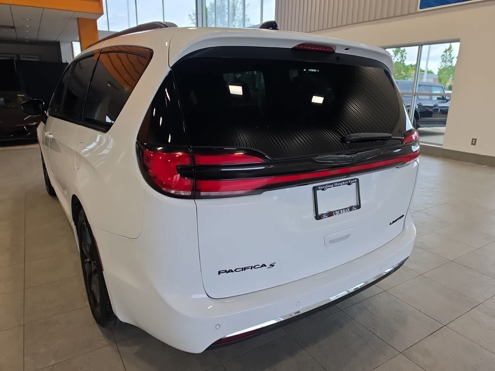 Used 2025 Chrysler Pacifica Limited FWD image 10