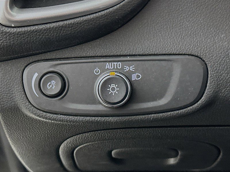 Used 2022 Chevrolet Trax LT w/ Midnight Edition image 10