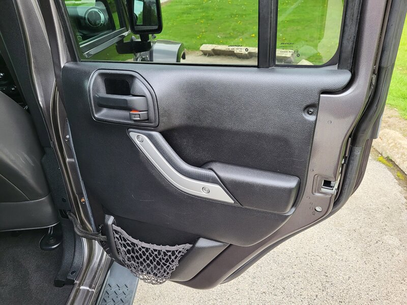 Used 2014 Jeep Wrangler Unlimited Sahara w/ Dual Top Group AWD/4WD image 26