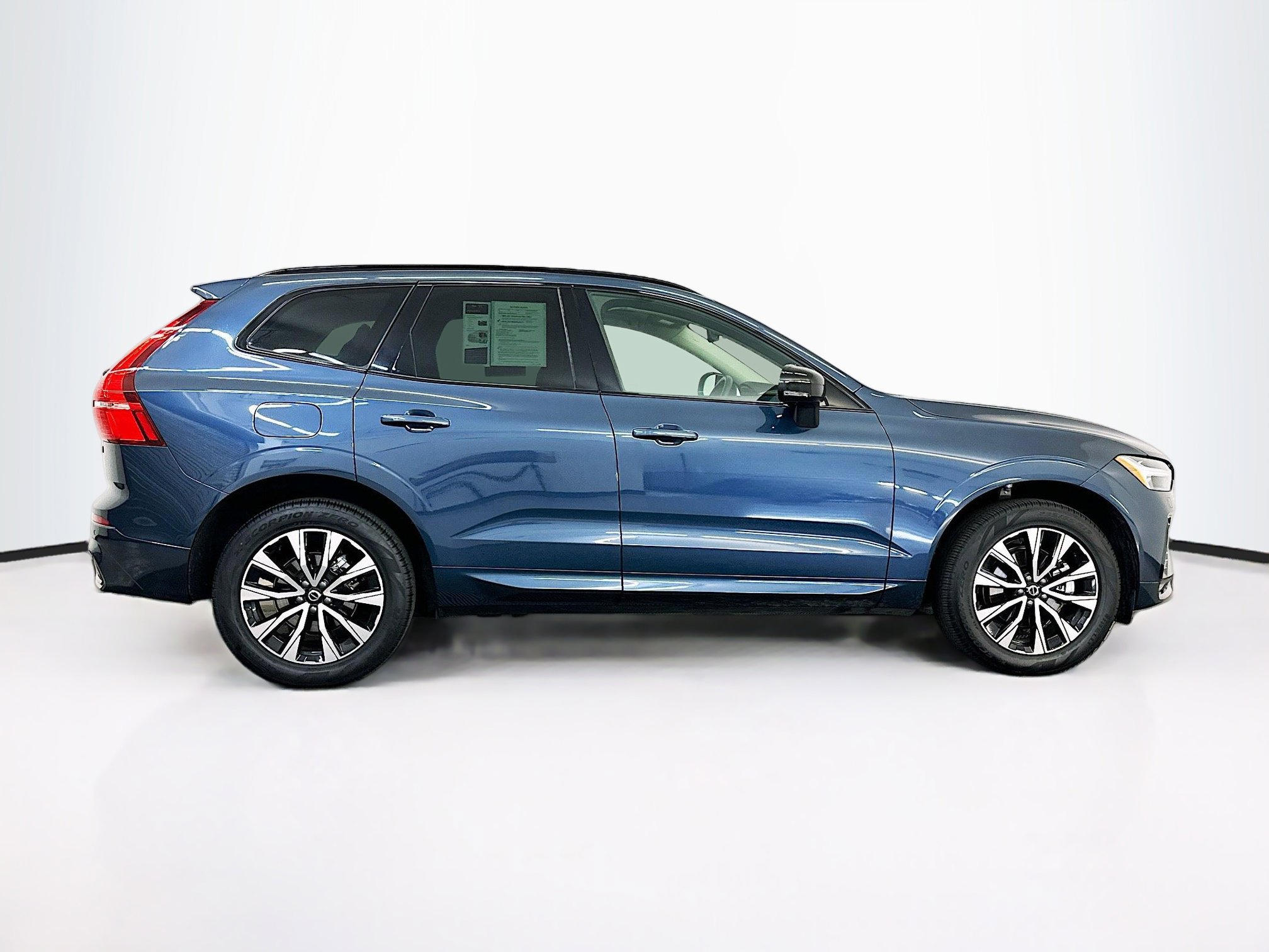 Used 2025 Volvo XC60 B5 Core image 10