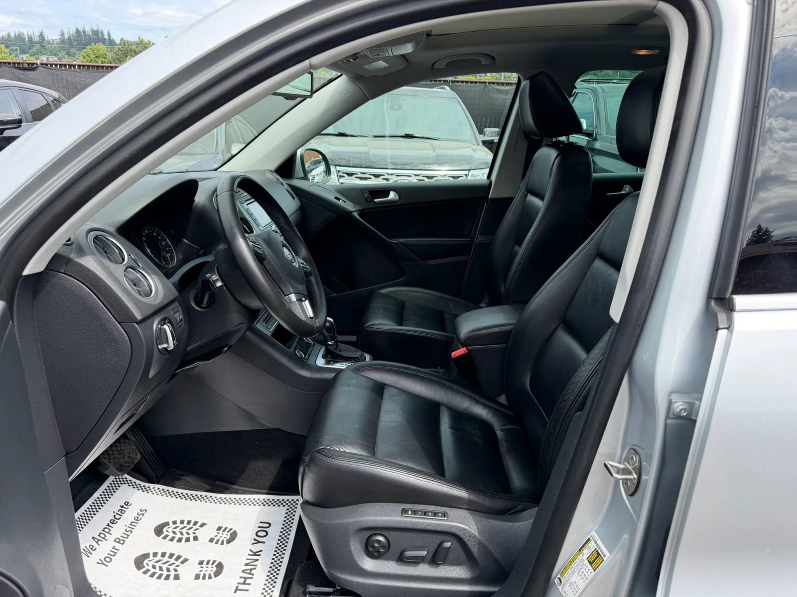 Used 2011 Volkswagen Tiguan SEL AWD/4WD image 8