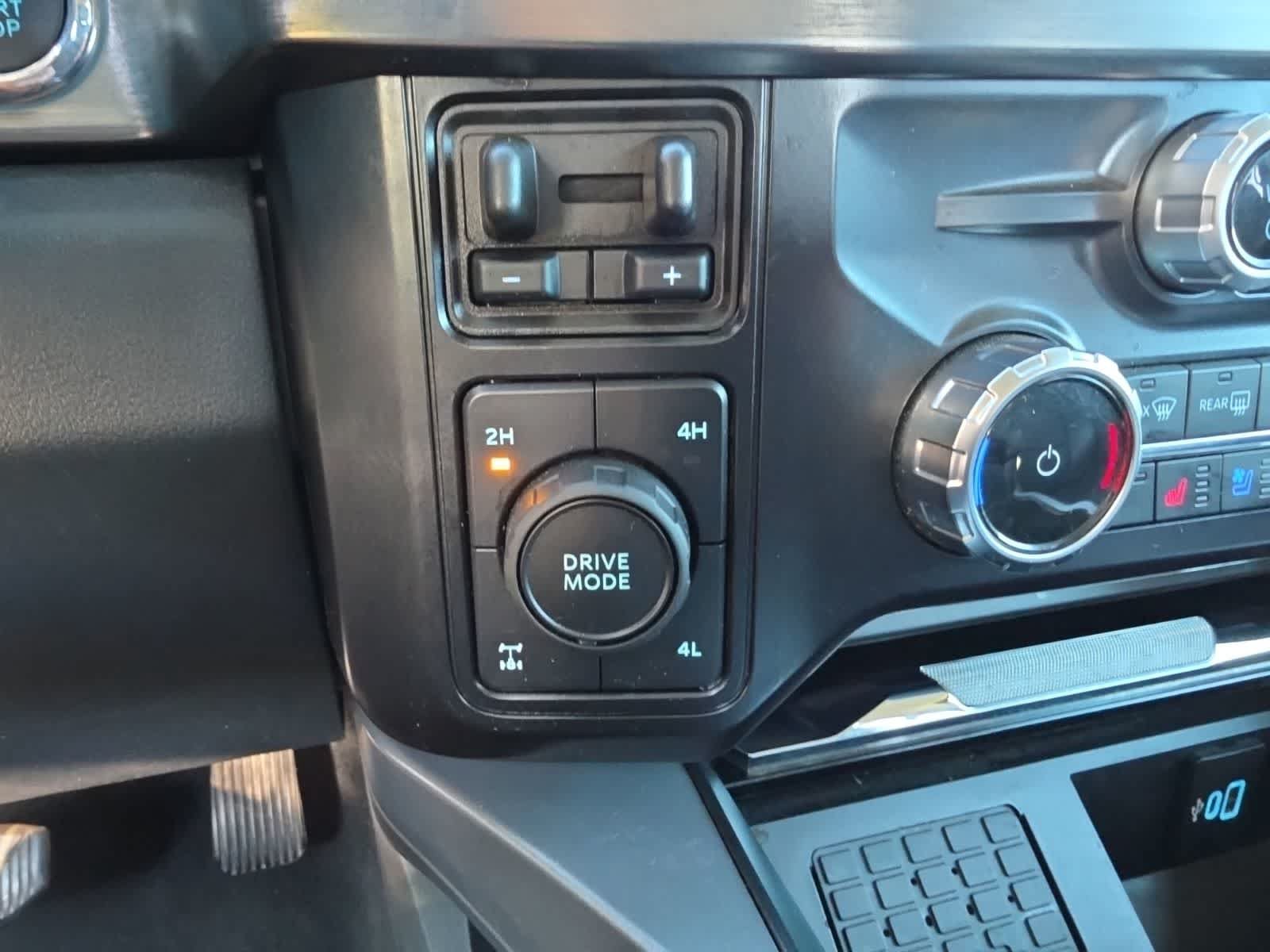 Used 2025 Ford F250 Lariat w/ Black Appearance Package AWD/4WD image 28