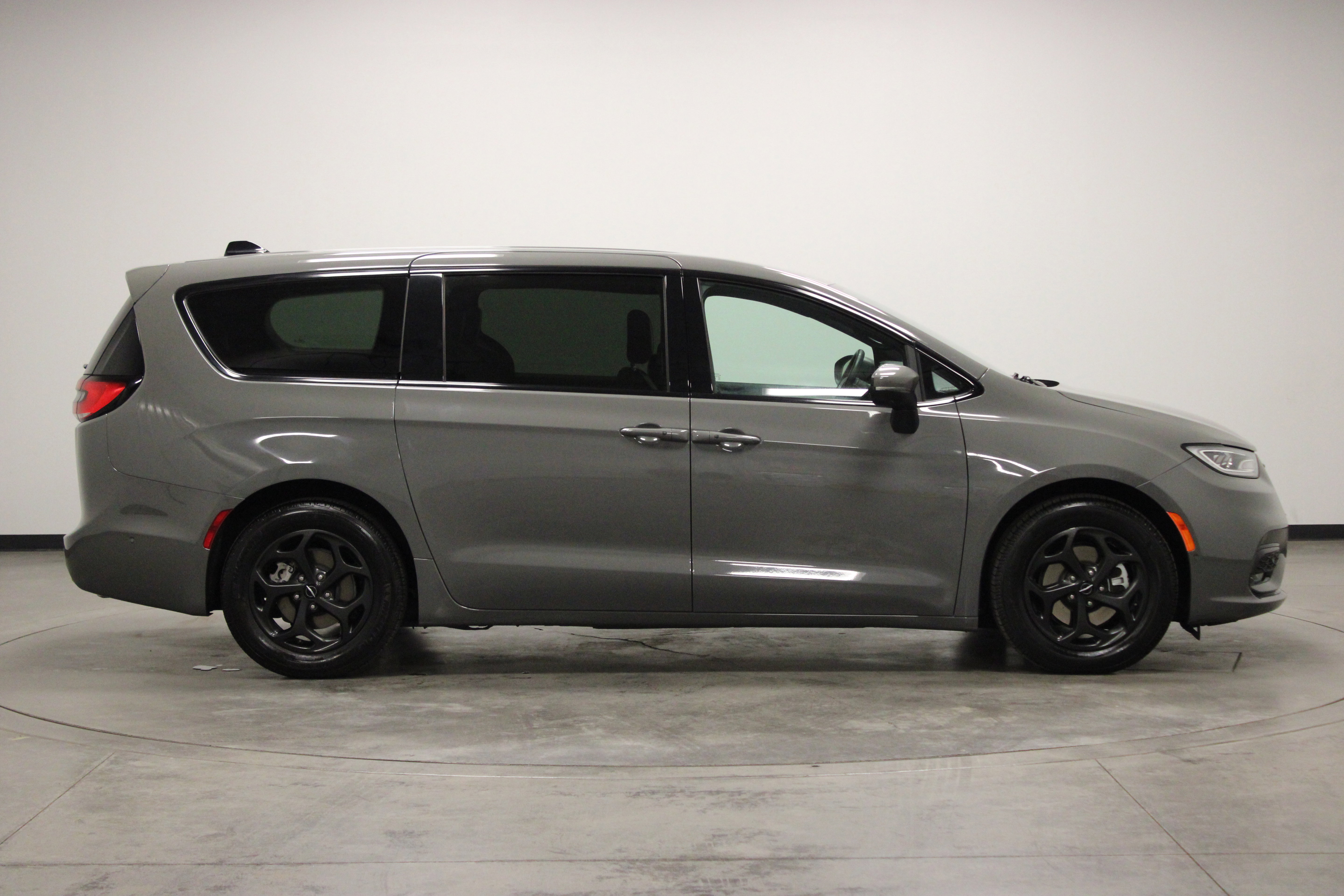 Used 2023 Chrysler Pacifica Touring-L w/ S Appearance Package FWD image 9