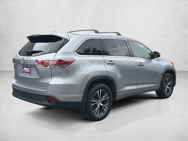 Used 2016 Toyota Highlander XLE w/ Four Season Floor Mat Package AWD/4WD image 5