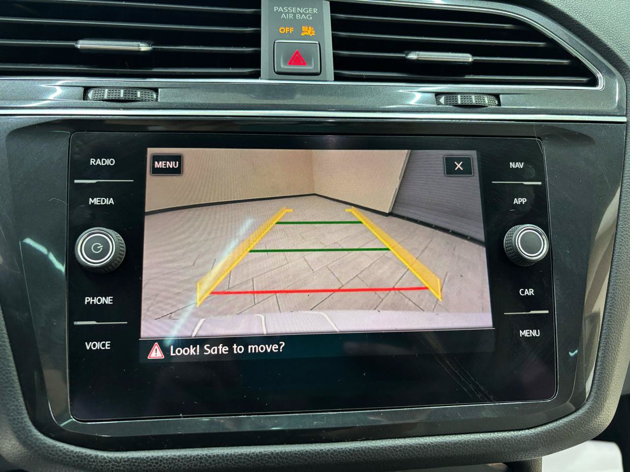 Used 2018 Volkswagen Tiguan SEL FWD image 27