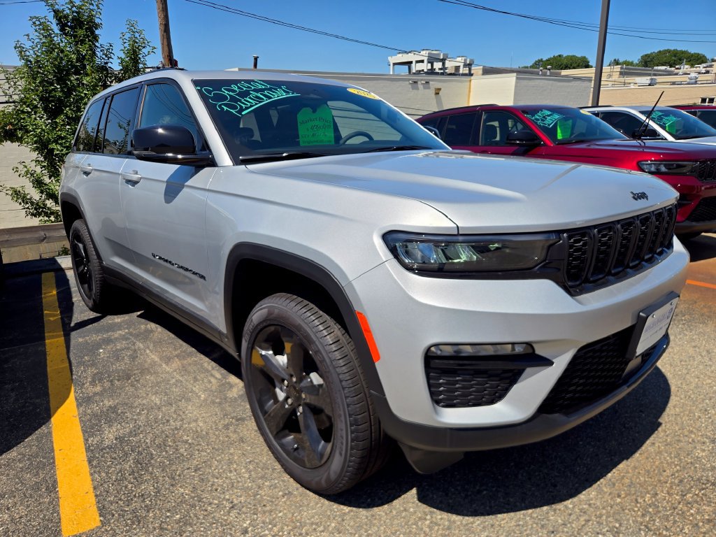 Used 2025 Jeep Grand Cherokee Limited w/ Black Appearance Package AWD/4WD image 6