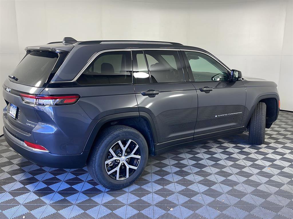 Used 2023 Jeep Grand Cherokee Limited image 3