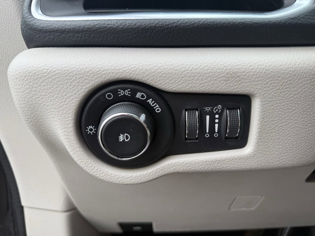 Used 2018 Chrysler Pacifica Limited image 17