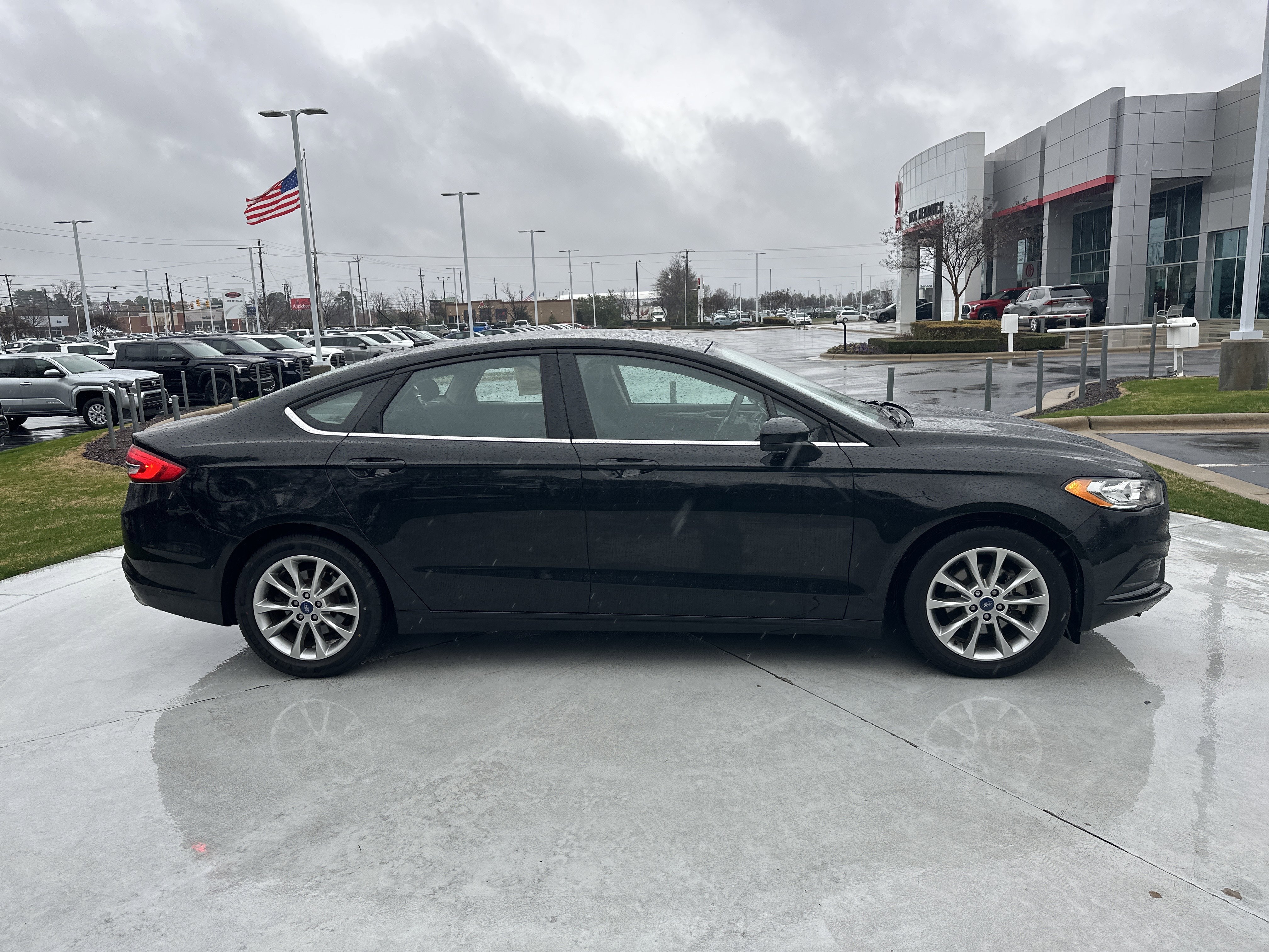 Used 2017 Ford Fusion SE w/ Fusion SE Technology Package image 11