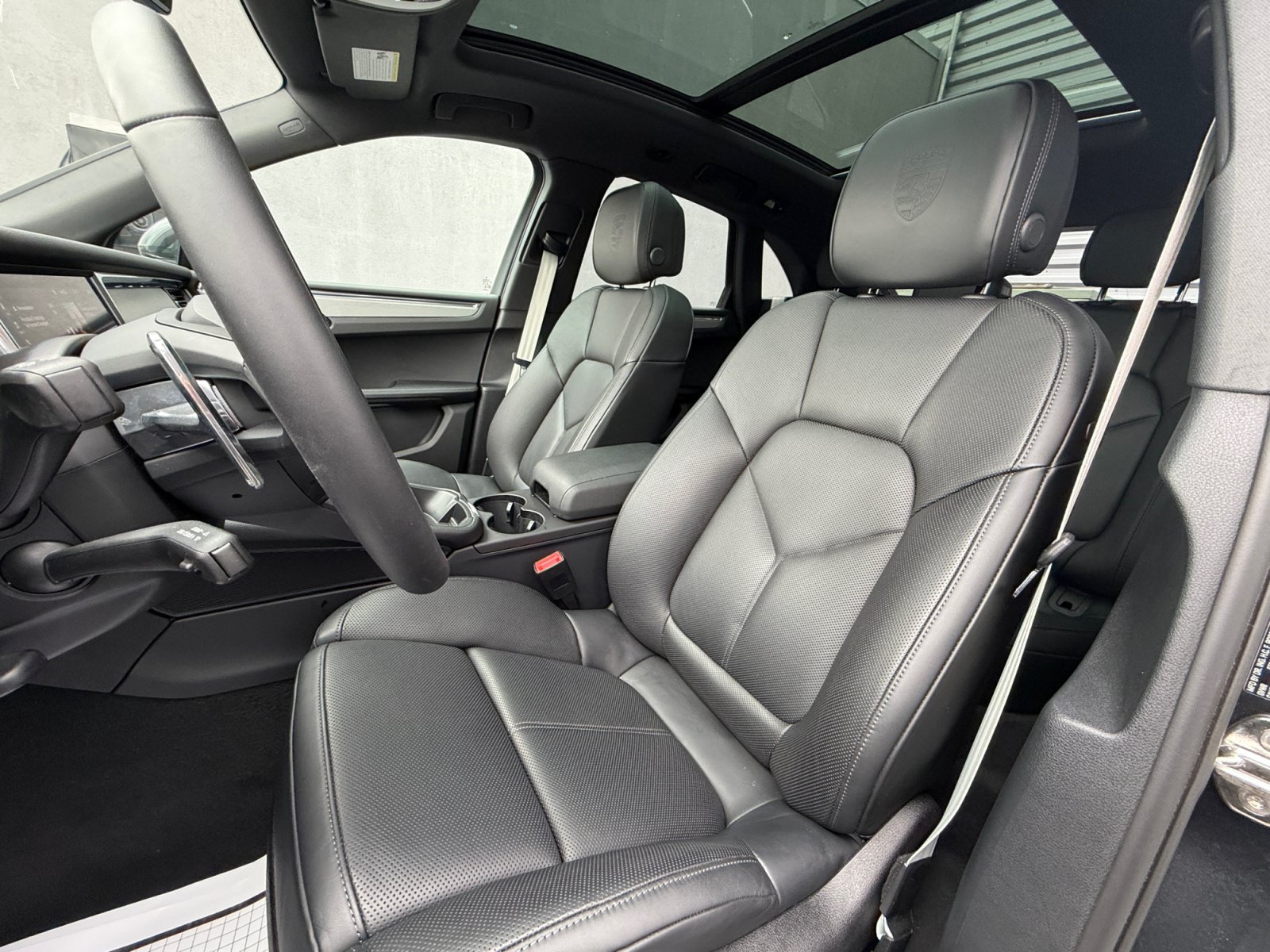 Used 2025 Porsche Macan AWD/4WD image 17
