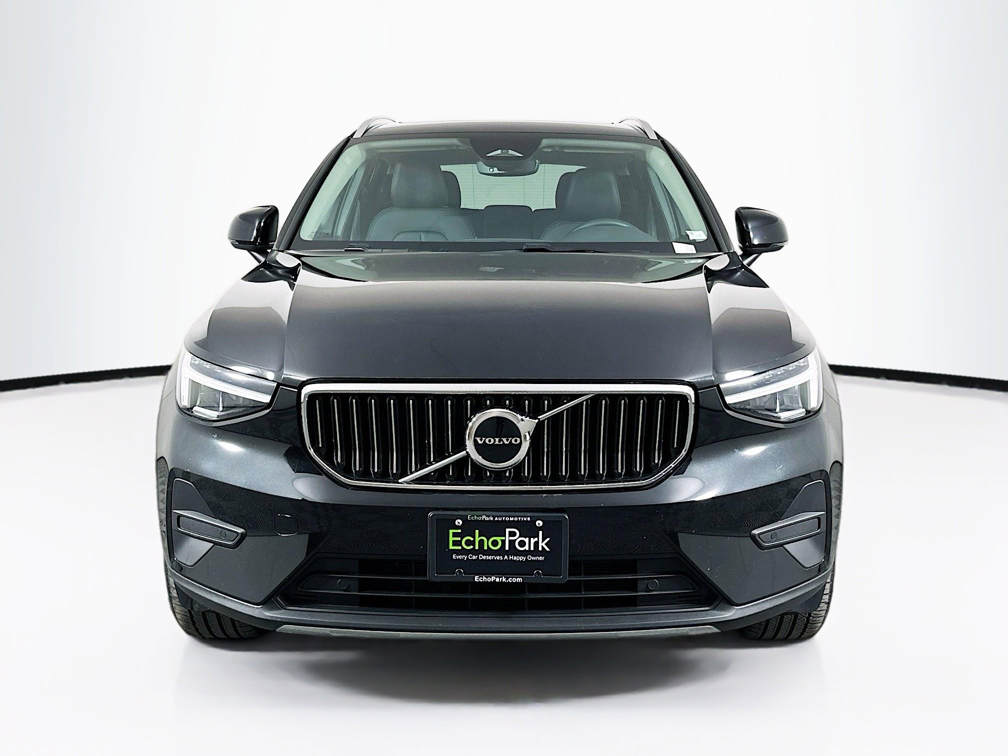 Used 2025 Volvo XC40 B5 Core image 2