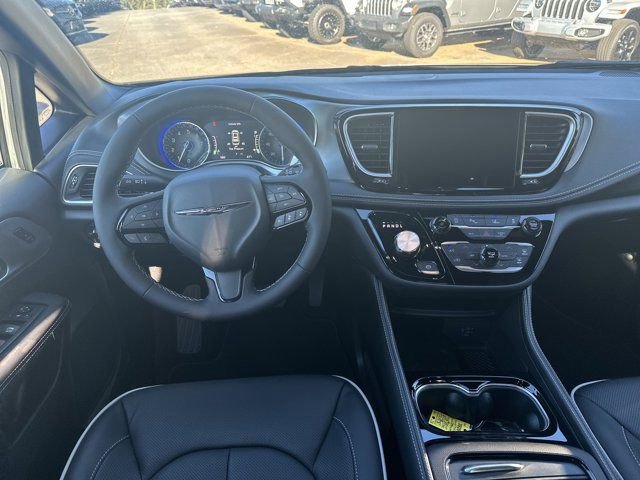 New 2026 Chrysler Pacifica Limited image 19