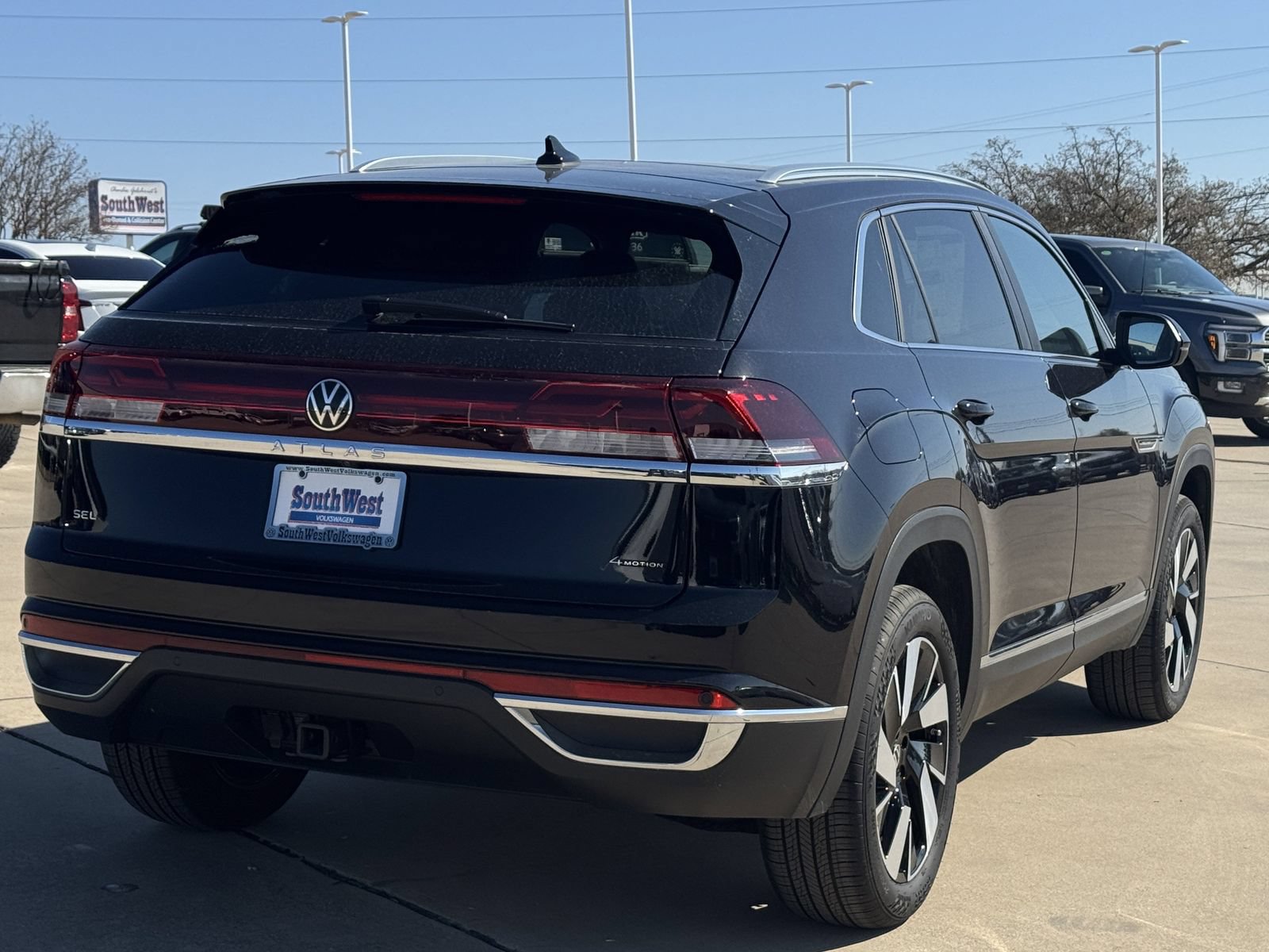 Used 2025 Volkswagen Atlas Cross Sport SEL AWD/4WD image 4
