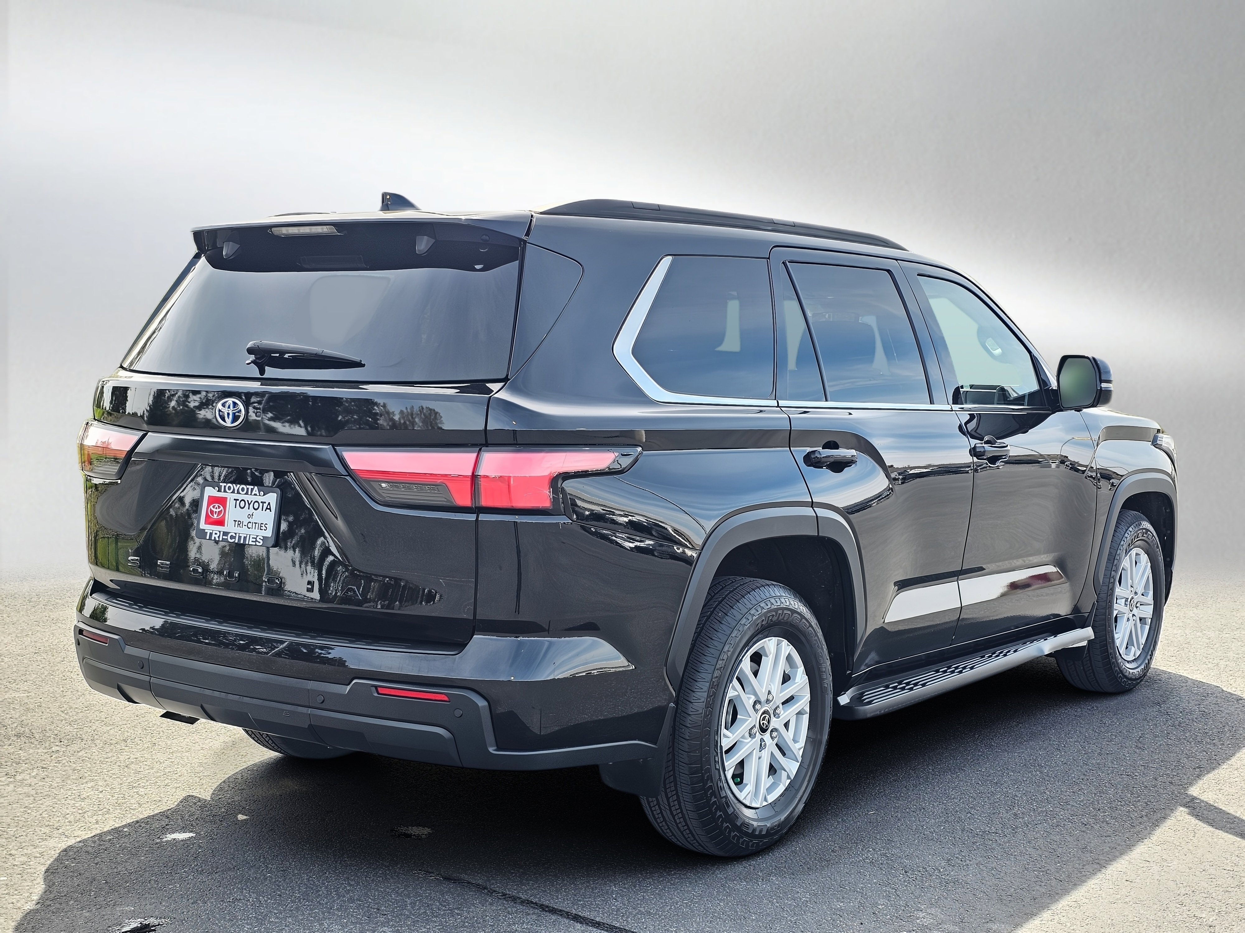 Used 2023 Toyota Sequoia SR5 w/ SR5 Premium Package AWD/4WD image 5