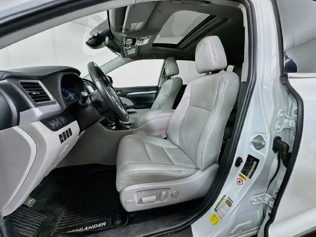 Used 2019 Toyota Highlander XLE AWD/4WD image 19