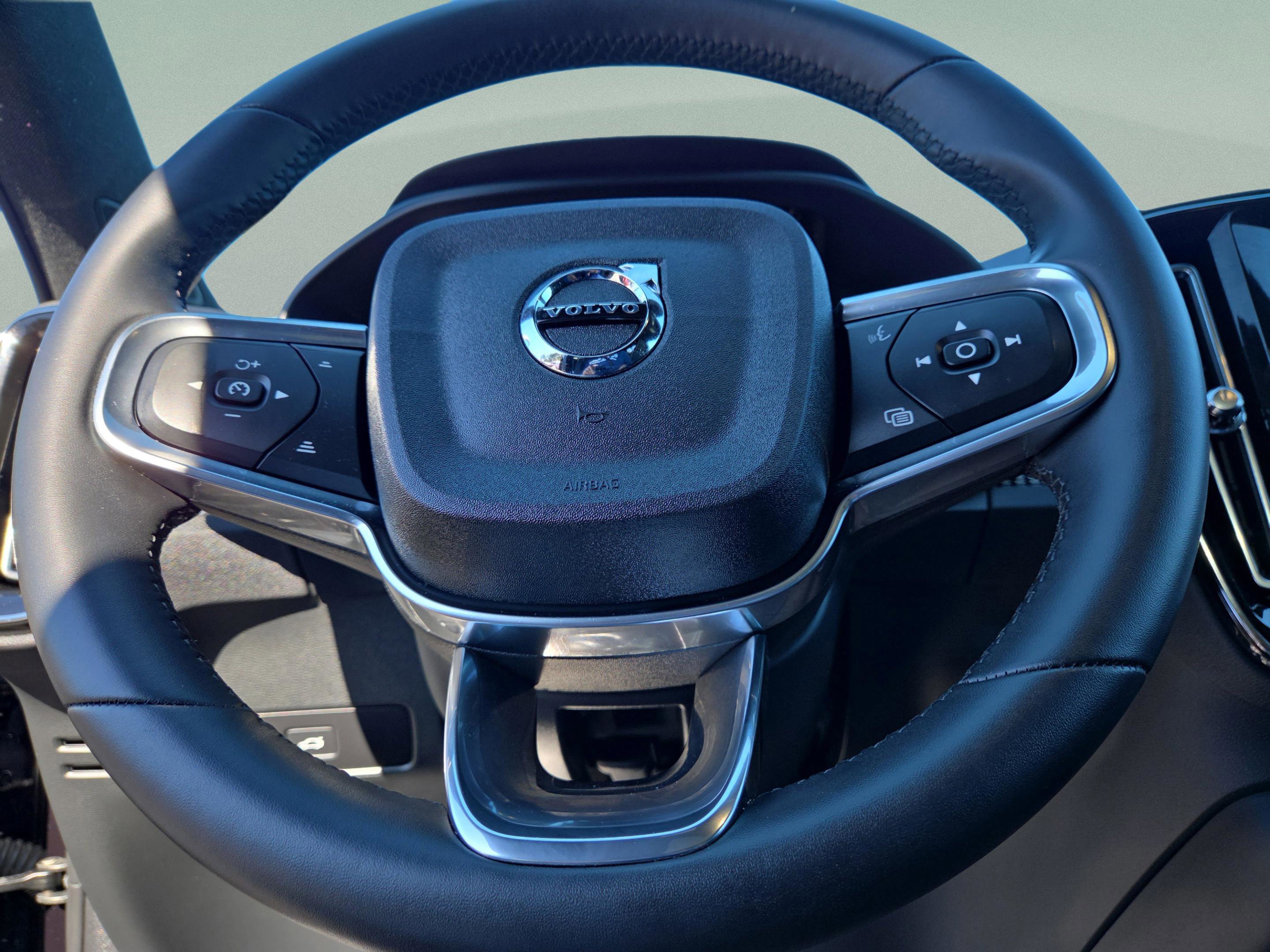 Used 2025 Volvo XC40 B5 Plus image 11