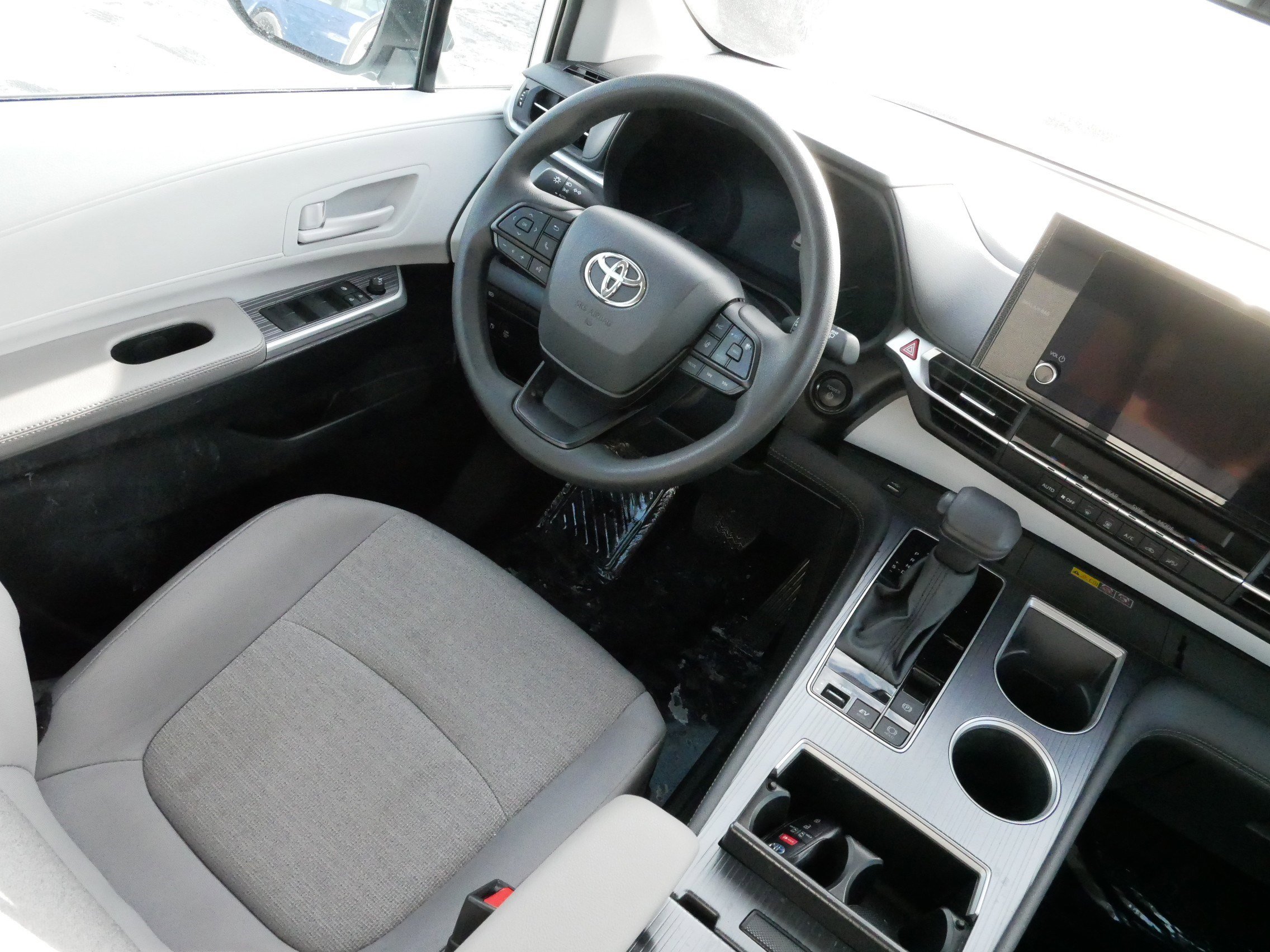 Used 2025 Toyota Sienna LE image 9