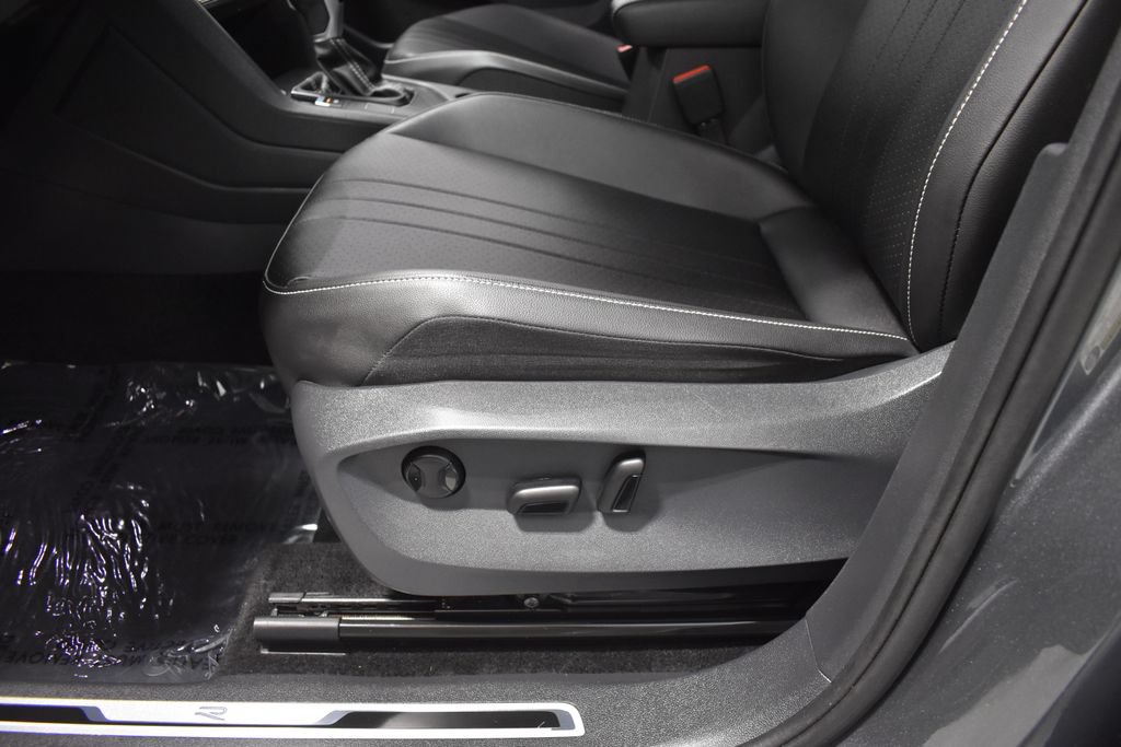 Used 2023 Volkswagen Tiguan SE R-Line FWD image 18