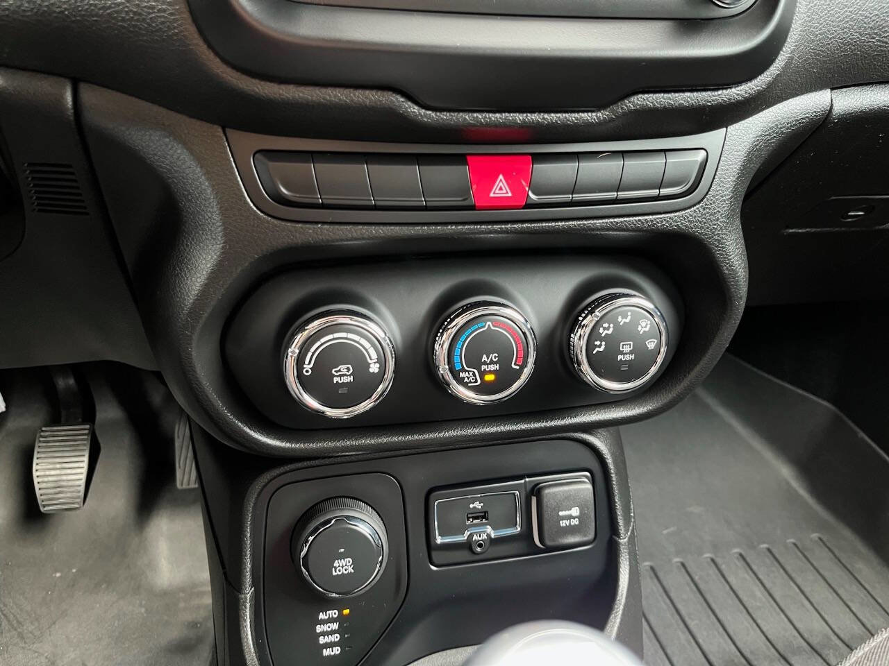 Used 2015 Jeep Renegade Latitude image 27