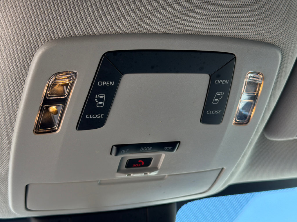 Used 2025 Toyota Sienna LE FWD image 32