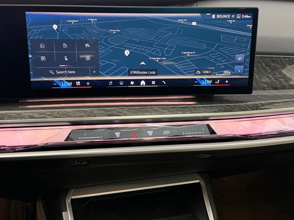 Used 2023 BMW i7 xDrive60 w/ Parking Assistance Package AWD/4WD image 16