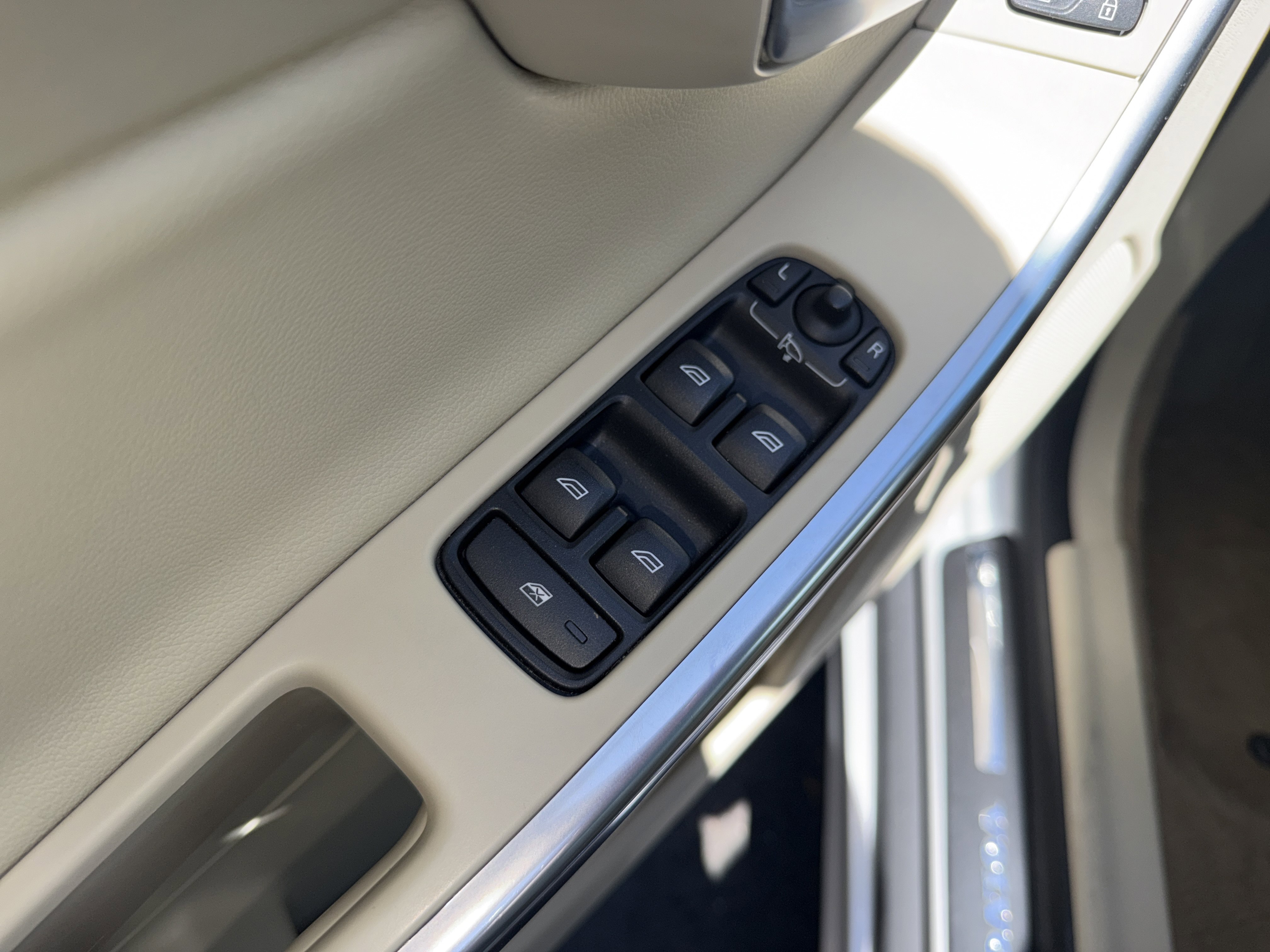 Used 2015 Volvo XC60 T6 Premier Plus image 15