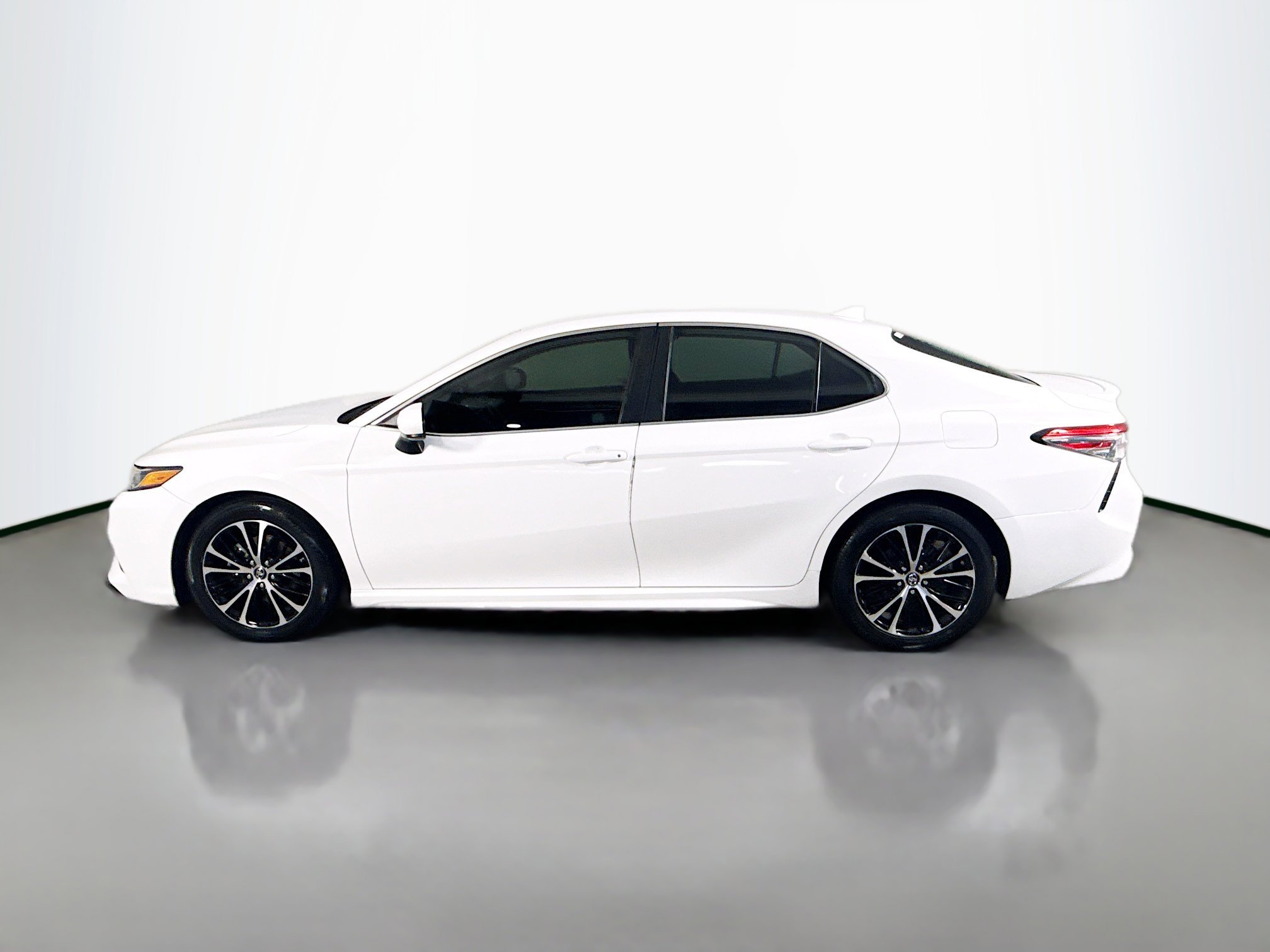Used 2019 Toyota Camry SE FWD image 6