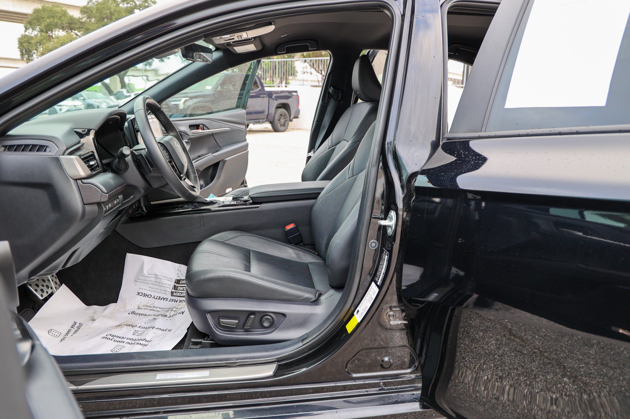 Used 2025 Toyota Camry XSE FWD image 30