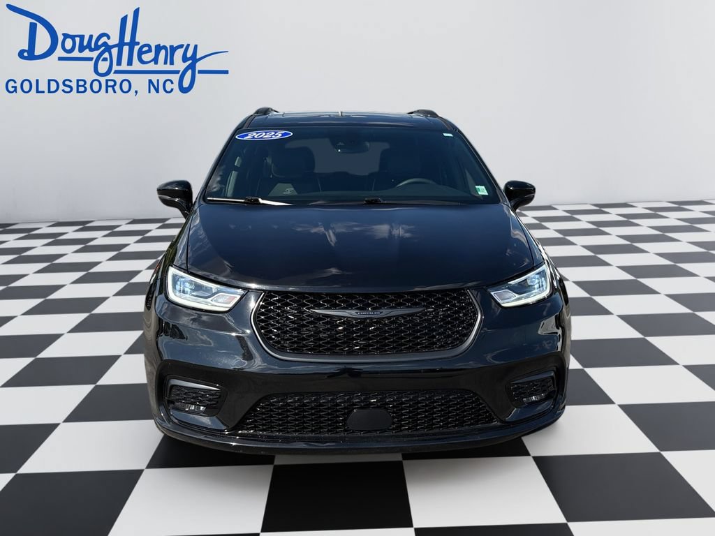 Used 2025 Chrysler Pacifica Limited FWD image 8