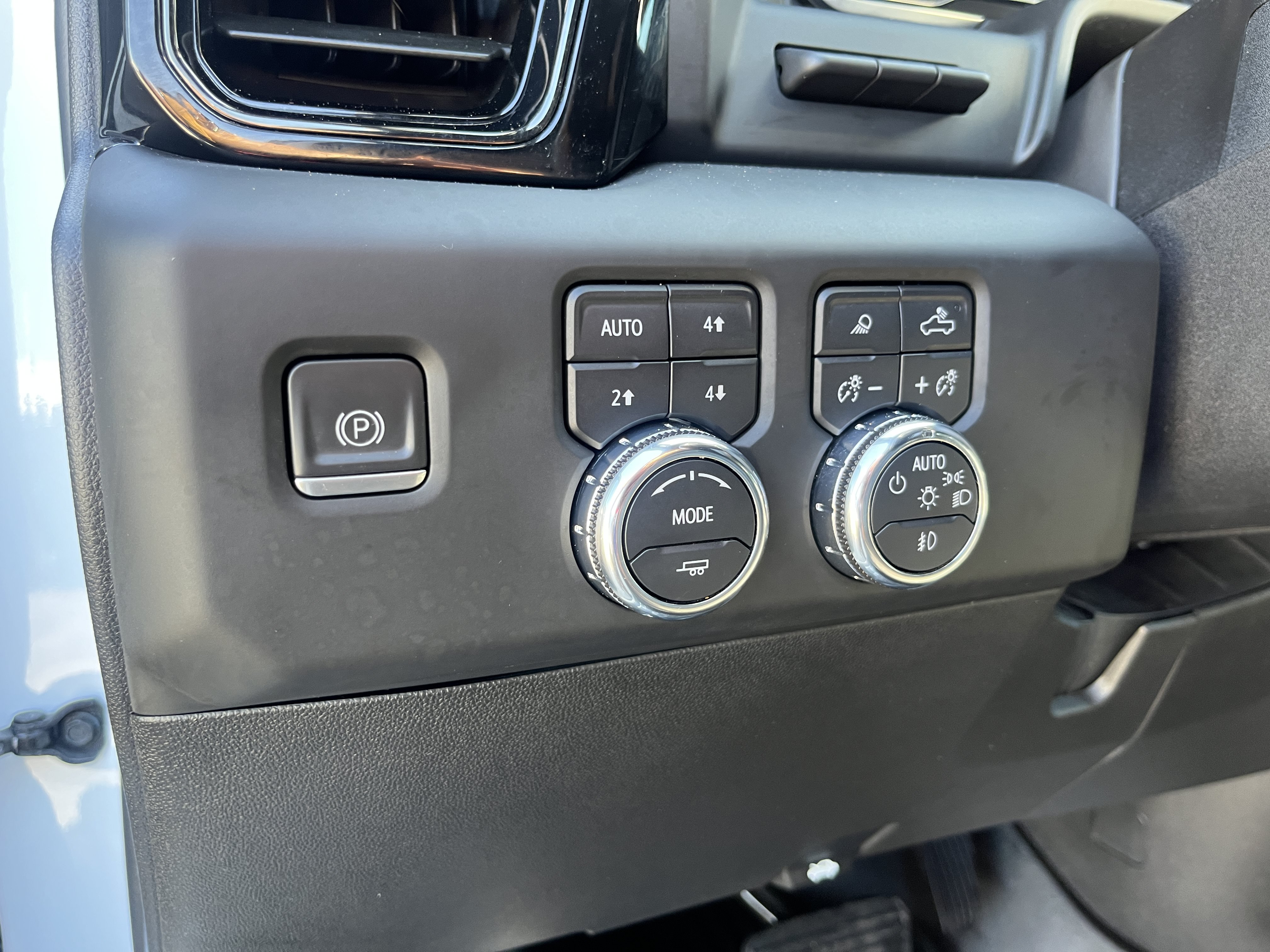 Used 2024 GMC Sierra 2500 AT4 w/ AT4 Premium Plus Package AWD/4WD image 18