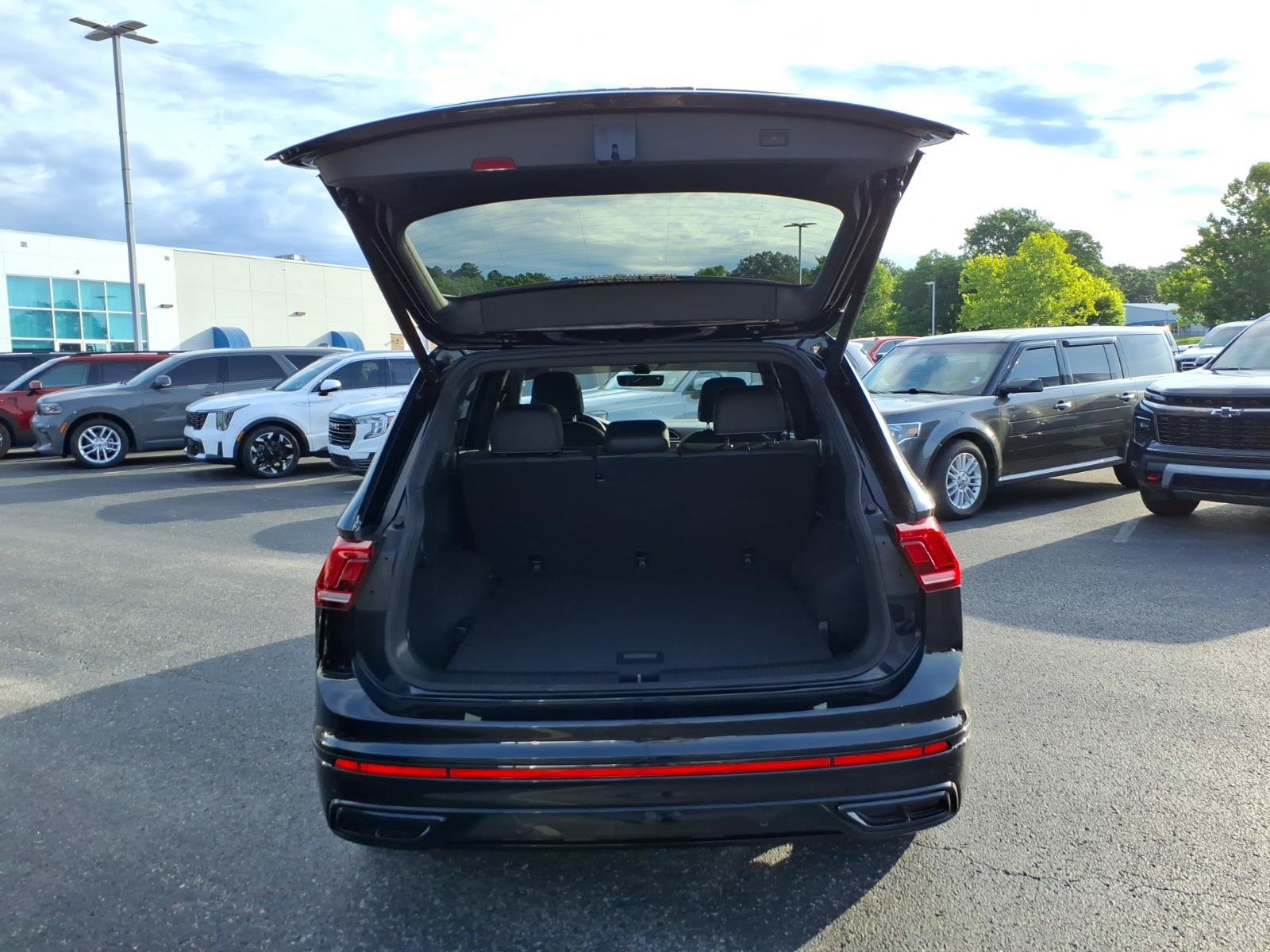 Used 2024 Volkswagen Tiguan SE R-Line AWD/4WD image 6