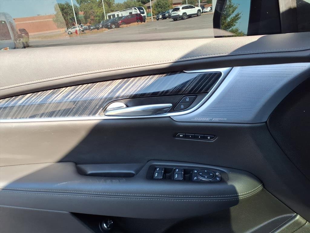 Used 2025 Cadillac XT6 Premium Luxury image 18