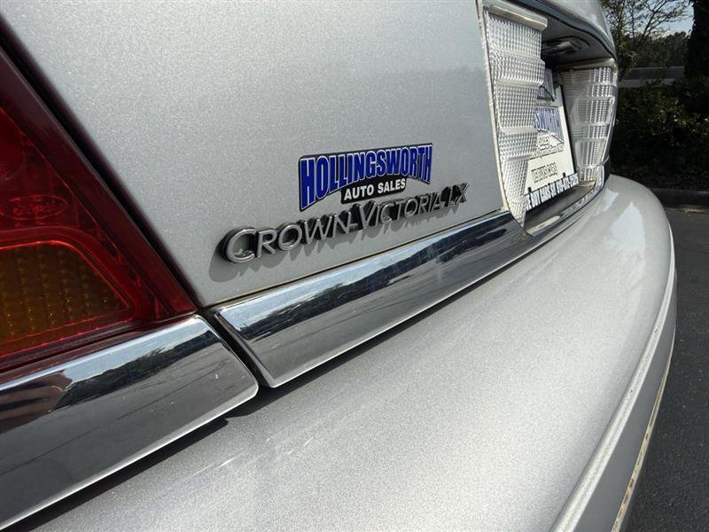 Used 2003 Ford Crown Victoria LX RWD image 11