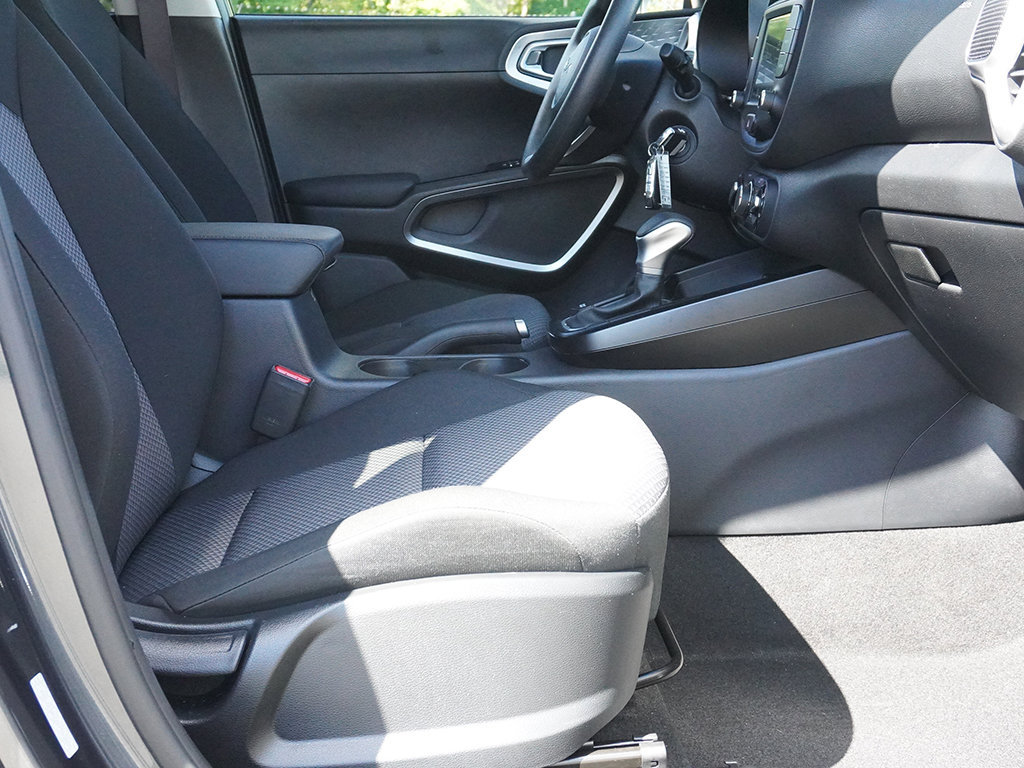 Used 2025 Kia Soul LX w/ LX Technology Package FWD image 28