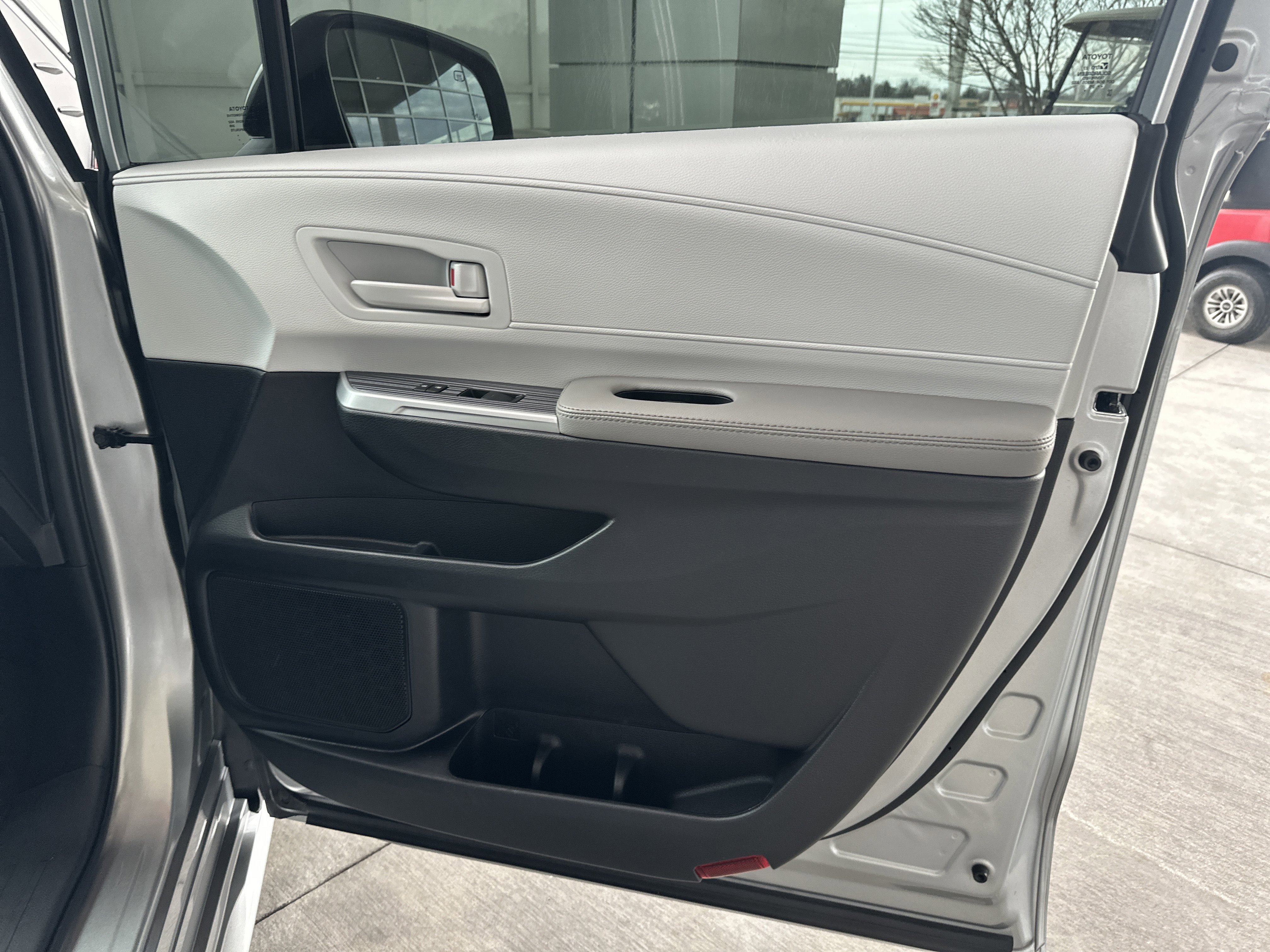Used 2025 Toyota Sienna LE image 12