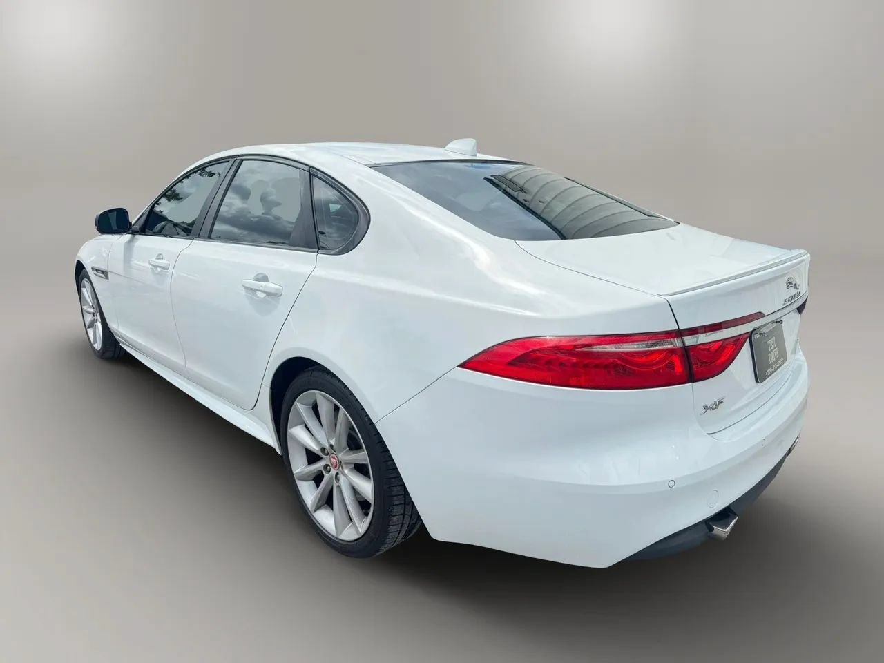 Used 2016 Jaguar XF R-Sport RWD image 9