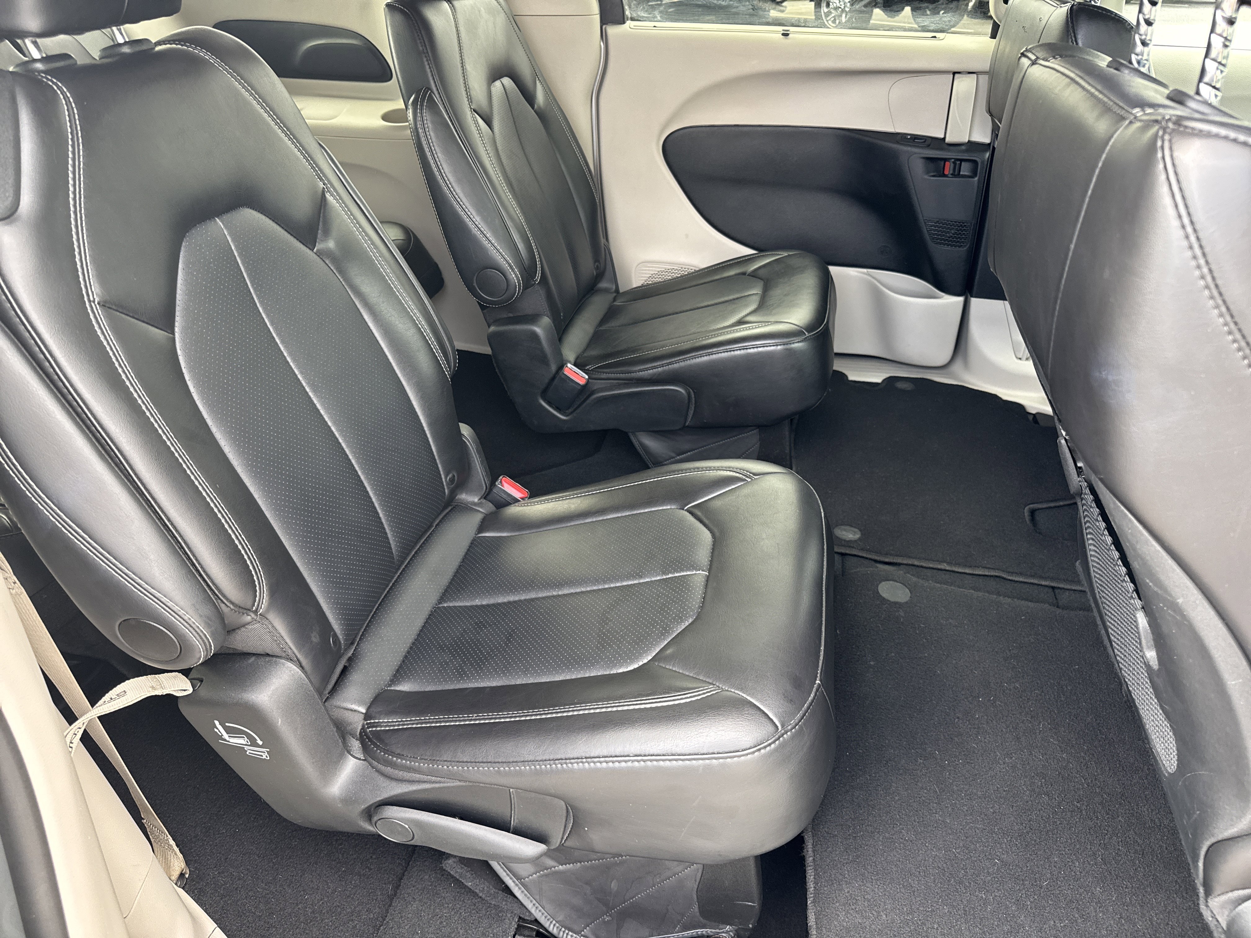 Used 2024 Chrysler Pacifica Touring-L image 16