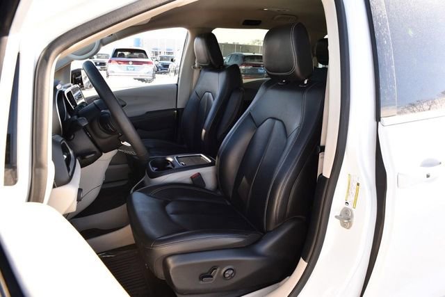 Used 2024 Chrysler Pacifica Select image 20