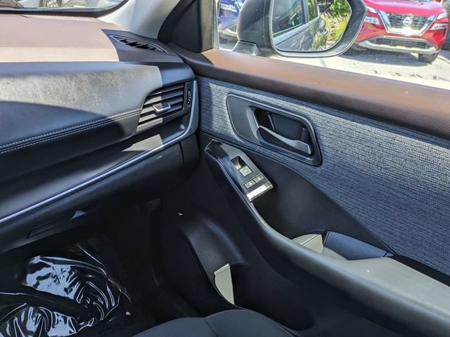 Used 2023 Nissan Rogue S AWD/4WD image 18