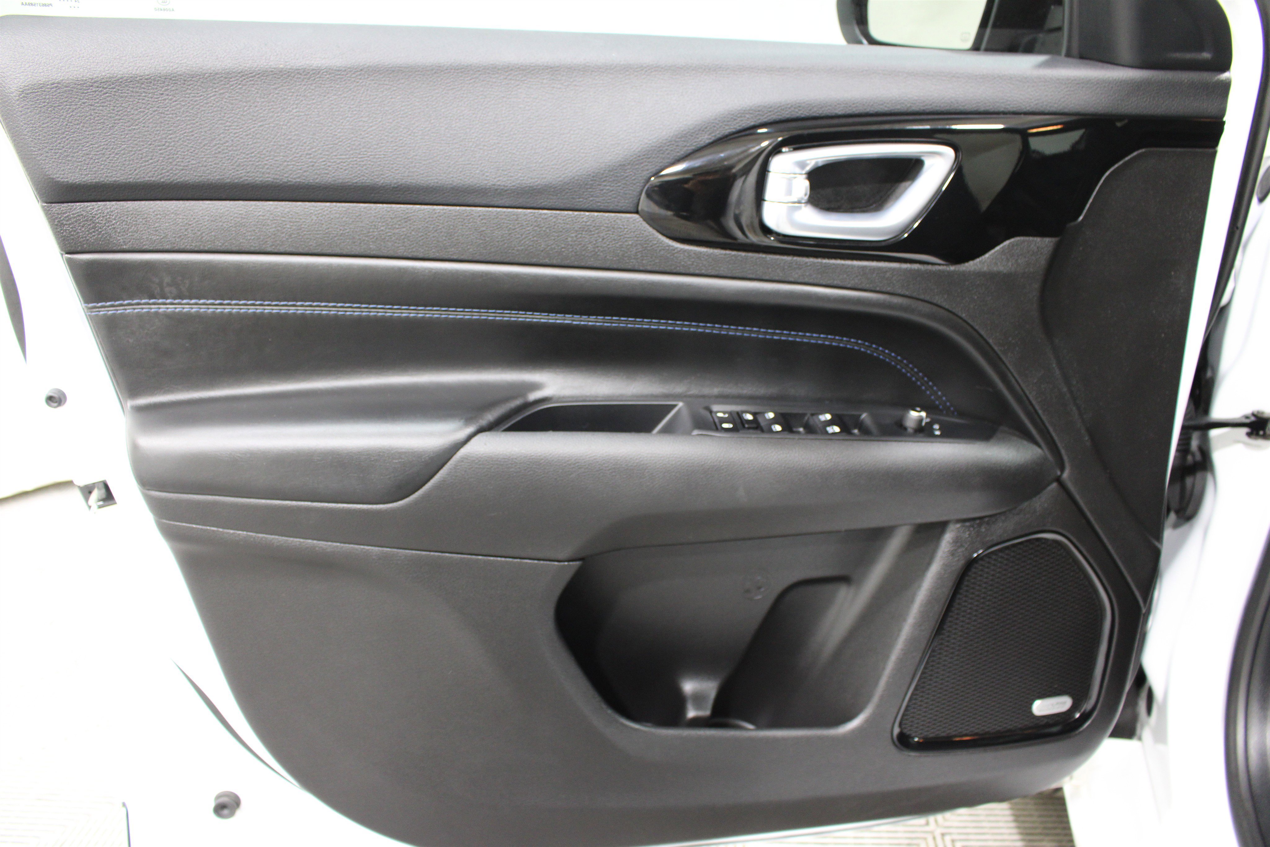 Used 2025 Jeep Compass Limited w/ High Altitude Package image 6